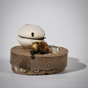 Brownie-de-cacau-del-collaret-con-aceite-del-xispes-sal-de-anana-y-macaron