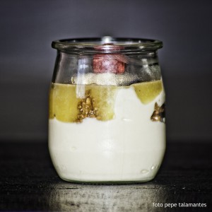 Vasito-de-bizcocho-de-Te-Matcha-Stevia-y-polvo-de-cacahuete-gelificado-de-pina-mousse-de-yogurt-e-interior-de-coco-y-chocolate-blanco-1024x1024