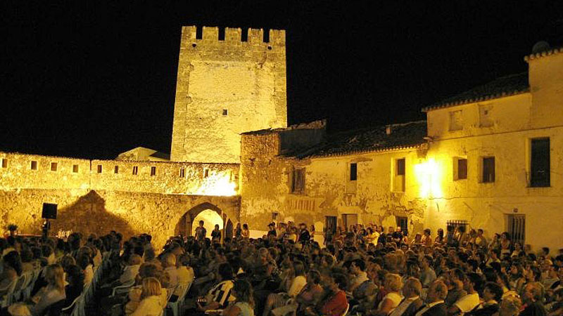 cine-al-aire-libre-en-el-castillo-de-bunol-valencia-espana